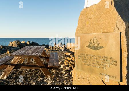 Norvegia, Lofoten, Austvagoya, villaggio di pescatori Laukvik, targa commemorativa per i pescatori che sono morti in un incidente il 30.3.1946 Foto Stock