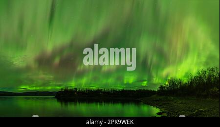 Panorama, Svezia, Lapponia, Abisko, l'aurora pulsante sopra Torneträsk Foto Stock
