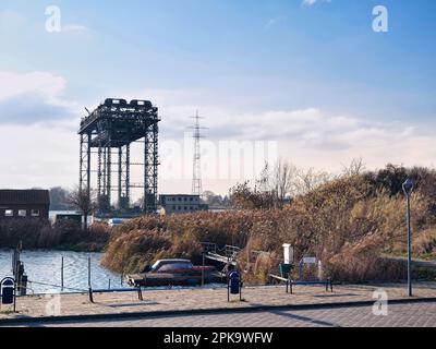 Usedom in autunno, porto di Karnin con ponte ascensore Foto Stock