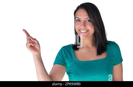Calma adorabile donna afroamericana punta l'indice da parte, mostra bel posto da visitare, indossare t-shirt, isolato su sfondo bianco studio, consiglia di andare Foto Stock
