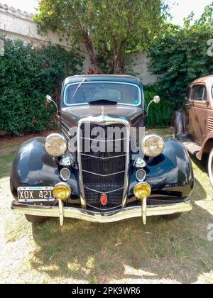 Un vecchio nero antico 1935 Ford V8 coupé cinque finestra modello 48 in un parco. CADEAA 2023 mostra auto classica. Giorno di sole Foto Stock