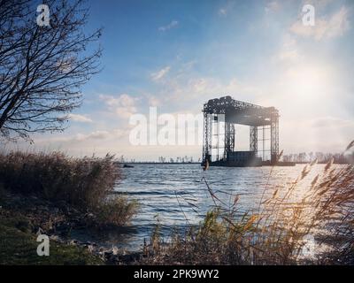 Usedom in autunno, Karnin, ponte ascensore, resti di ponte ferroviario nella Laguna di Szczecin Foto Stock