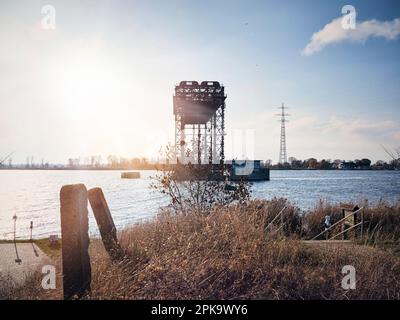 Usedom in autunno, Karnin, ponte ascensore, resti di ponte ferroviario nella Laguna di Szczecin Foto Stock