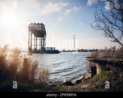 Usedom in autunno, Karnin, ponte ascensore, resti di ponte ferroviario nella Laguna di Szczecin Foto Stock