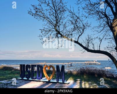 Usedom in inverno, nuovo molo Koserow, lettere scultoree Usedom Foto Stock