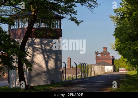 06.05.2018, Germania, Turingia, Weimar - Buchenwald Memorial (KZ-Gedenkstaette), torre di guardia sulla ex strada statale posta lungo il recinto del campo, vista da Foto Stock