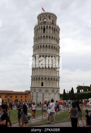 Torre Pendente di Pisa, il Campanile, altitudine sud-ovest, vista in una giornata nuvolosa, Pisa, Italia Foto Stock