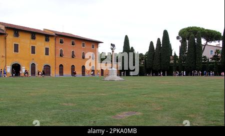 Lato orientale di Piazza del Duomo, con Lupa Capitolina, la colonna sormontata dalla Lupa Capitolina in bronzo, al centro, Pisa, Italia Foto Stock