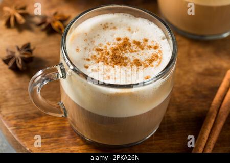 Chai latte caldo sporco con latte e spezie Foto Stock
