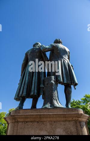 07.05.2018, Germania, Turingia, Weimar - il monumento a Goethe (a destra) e Schiller (a sinistra) in Theaterplatz. 00A180507D099CAROEX.JPG [VERSIONE DEL MODELLO: N Foto Stock