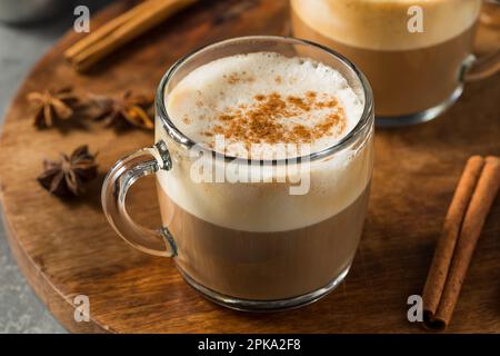 Chai latte caldo sporco con latte e spezie Foto Stock