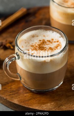 Chai latte caldo sporco con latte e spezie Foto Stock