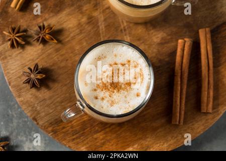 Chai latte caldo sporco con latte e spezie Foto Stock