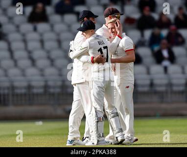 6th aprile 2023; Old Trafford, Manchester, Inghilterra: Divisione 1 County Championship Cricket, Lancashire contro Surrey Day 1; Luke Wood of Lancashire festeggia con Colin de Grandhomme, George Bell e Luke Wells dopo aver preso il ricket del guardiano del Surrey ben Foakes, catturato da Colin de Grandhomme per 76 Foto Stock