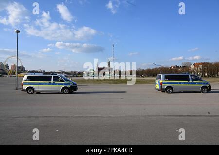 Monaco, Germania. 06th Apr, 2023. Durante la manifestazione contro il divieto di ballare nei giorni silenziosi, le auto della polizia attraversano il Theresienwiese. Credit: Felix Hörhager/dpa/Alamy Live News Foto Stock