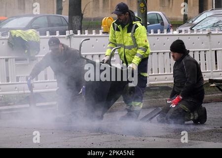 27.01.2022, Germania, , Berlino - gli operai di costruzione riparano un pothole su una strada. 00S220127D018CAROEX.JPG [VERSIONE DEL MODELLO: NO, VERSIONE DELLA PROPRIETÀ: NO (C) Foto Stock