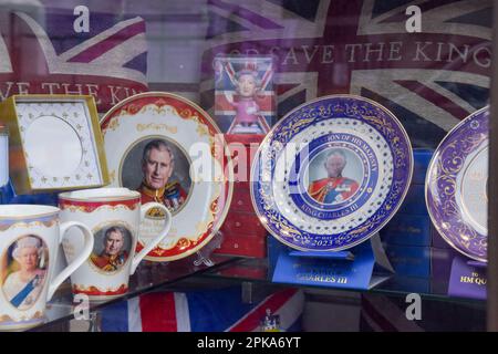 Londra, Regno Unito. 6th aprile 2023. Piatti e souvenir in vendita in un negozio nel centro di Londra mentre iniziano i preparativi per l'incoronazione di Re Carlo III, che si svolge il 6th maggio. Foto Stock