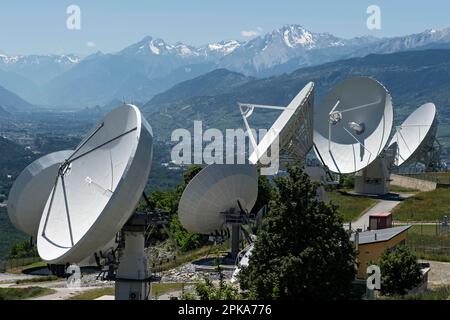Antenne paraboliche di una stazione terrestre satellitare, Leuk, Vallese, Svizzera Foto Stock