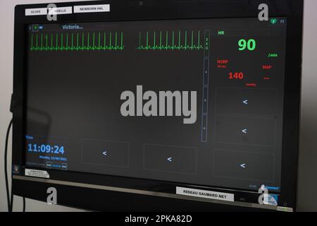 Gli studenti che devono affrontare un'emergenza post-natale seguono le procedure su un manichino. Questo manichino è controllato dagli operatori in una stanza adiacente. Foto Stock