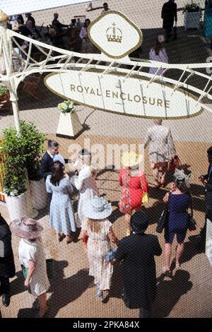 14.06.2022, Gran Bretagna, Windsor, Ascot - persone elegantemente vestite all'ingresso del recinto reale all'ippodromo. 00S220614D331CAROEX.JPG Foto Stock