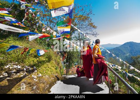 Monastero di Samdruptse, Ravangla, Sikkim, India - 20 ottobre 2016 : monaci felici ridendo, volando colorate bandiere di preghiera religiosa buddista. Foto Stock