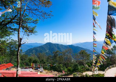 Bella vista laterale anteriore del Monastero di Sambruptse con le montagne Himalayan sullo sfondo. Samdruptse è statua buddista memoriale a Sikkim, India. Foto Stock