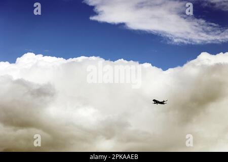 02.10.2022, Germania, bassa Sassonia, Hannover - Silhouette di un aereo di fronte ad una grande nube. 00S221002D682CAROEX.JPG [VERSIONE DEL MODELLO: NO, PROOTT Foto Stock