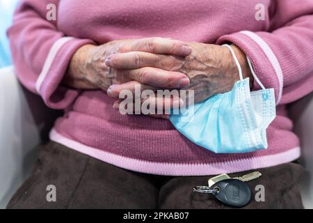 Primi piani per mani e piedi senior. Foto Stock