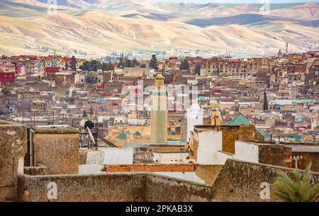 Marocco, Fes, vista sulla città vecchia, medina, montagne, terrazza sul tetto Foto Stock