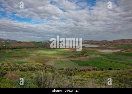 Marocco, Jorf El Melha, Lago di Barrage al Wahda, Montagne dell'Atlante medio Foto Stock