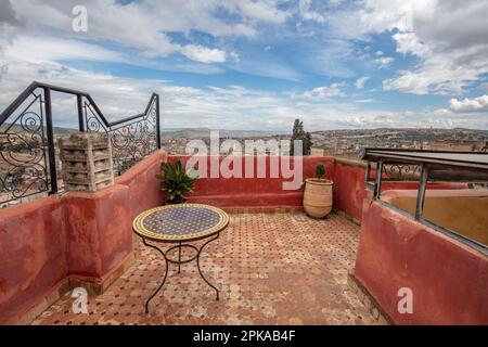 Marocco, Fes, vista sulla città vecchia, medina, montagne, terrazza sul tetto Foto Stock