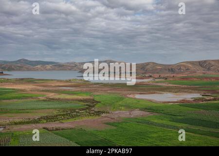 Marocco, Jorf El Melha, Lago di Barrage al Wahda, Montagne dell'Atlante medio Foto Stock