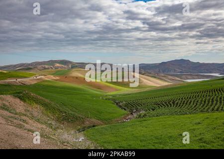 Marocco, Jorf El Melha, Lago di Barrage al Wahda, Montagne dell'Atlante medio Foto Stock