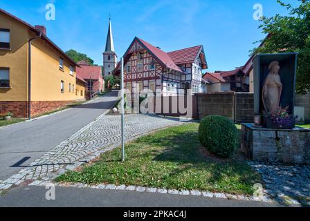 Chiesa, San Michael, vista villaggio, casa a graticcio, facciata casa, Breitensee, Grabfeld, bassa Franconia, Baviera, Germania, Europa, Foto Stock