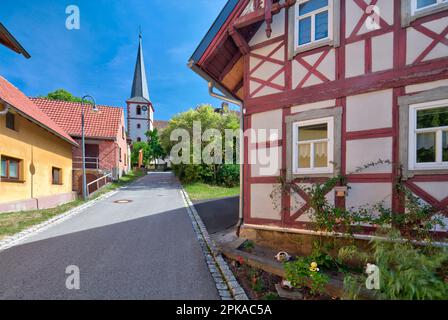 Chiesa, San Michael, vista villaggio, casa a graticcio, facciata casa, Breitensee, Grabfeld, bassa Franconia, Baviera, Germania, Europa, Foto Stock