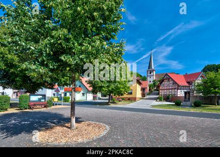 Chiesa, San Michael, vista villaggio, casa a graticcio, facciata casa, Breitensee, Grabfeld, bassa Franconia, Baviera, Germania, Europa, Foto Stock