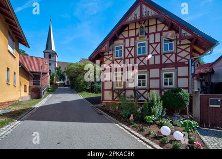 Chiesa, San Michael, vista villaggio, casa a graticcio, facciata casa, Breitensee, Grabfeld, bassa Franconia, Baviera, Germania, Europa, Foto Stock