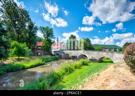 Werra ponte ad arco in pietra, ponte ad arco, fiume Werra, estate, Belrieth, Turingia, Germania, Europa Foto Stock