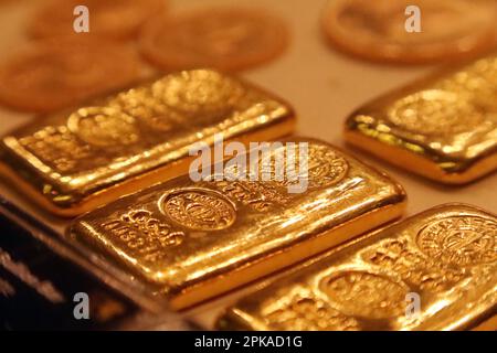 25.02.2023, Qatar, , Doha - barre d'oro di 10 toli ciascuno. Una mola è pari a 11,6638038 grammi ed è un'antica unità di peso indiana. 00S230225D368CA Foto Stock