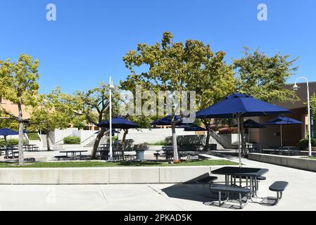 IRVINE, CALIFORNIA - 2 aprile 2023: Area quad nel campus della Northwood High School. Foto Stock
