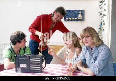 17.06.1980, Repubblica democratica tedesca, , Berlino - giovani seduti su un balcone che ascoltano musica da un registratore a cassette. 00S800617D023CAROEX. Foto Stock