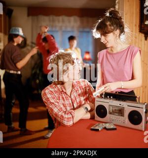 12.10.1985, Repubblica democratica tedesca, , Berlino - scatto pubblicitario per il registratore stereo SKR 700 di VEB RFT Sternradio Berlin. 00S851012D1 Foto Stock