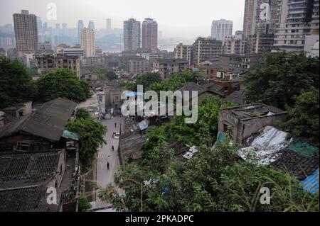 03.08.2012, Repubblica popolare Cinese, , Chongqing - una vista generale elevata delle case tradizionali nella città vecchia intorno all'area di Shibati in Yuzhon Foto Stock