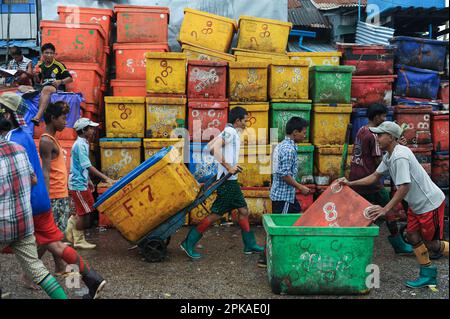 28.06.2014, Myanmar, , Yangon - i lavoratori tirano i camion del sacco con le scatole fredde dietro loro al tradizionale mercato del pesce di Baho San Pya. Il mercato è un whol Foto Stock