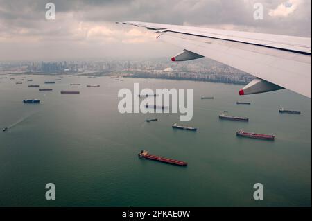 19.11.2019, Repubblica di Singapore, , Singapore - Vista aerea che guarda da una finestra di un aereo in avvicinamento all'Aeroporto Changi di Singapore. Sotto sulla wa Foto Stock