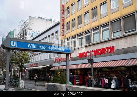 07.12.2022, Germania, , Berlino - Europa - Vista esterna della filiale dei grandi magazzini Woolworth a Wilmersdorfer Strasse nel quartiere di Charlotten Foto Stock