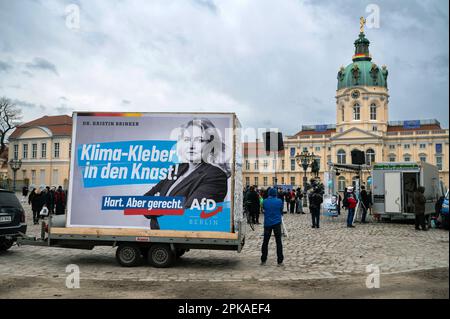 21.01.2023, Germania, , Berlino - Europa - Un cartellone mobile con un poster elettorale del partito Alternal fuer Deutschland AFD Berlin con il suo top Foto Stock