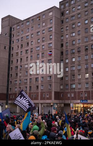 24.02.2023, Germania, , Berlino - Europa - in occasione dell'anniversario dell'inizio della guerra da parte della Russia in Ucraina, una manifestazione pacifica con diversi a. Foto Stock