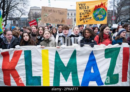 03.03.2023, Germania, , Berlino - Europa - prevalentemente i giovani marciano attraverso il distretto Mitte di Berlino durante una dimostrazione e clima globale st Foto Stock