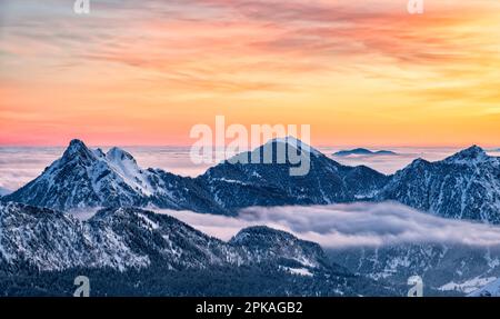 Alba in montagna in inverno. Aggenstein e Brentenjoch, Alpi Allgäu, Tirolo, Austria Foto Stock